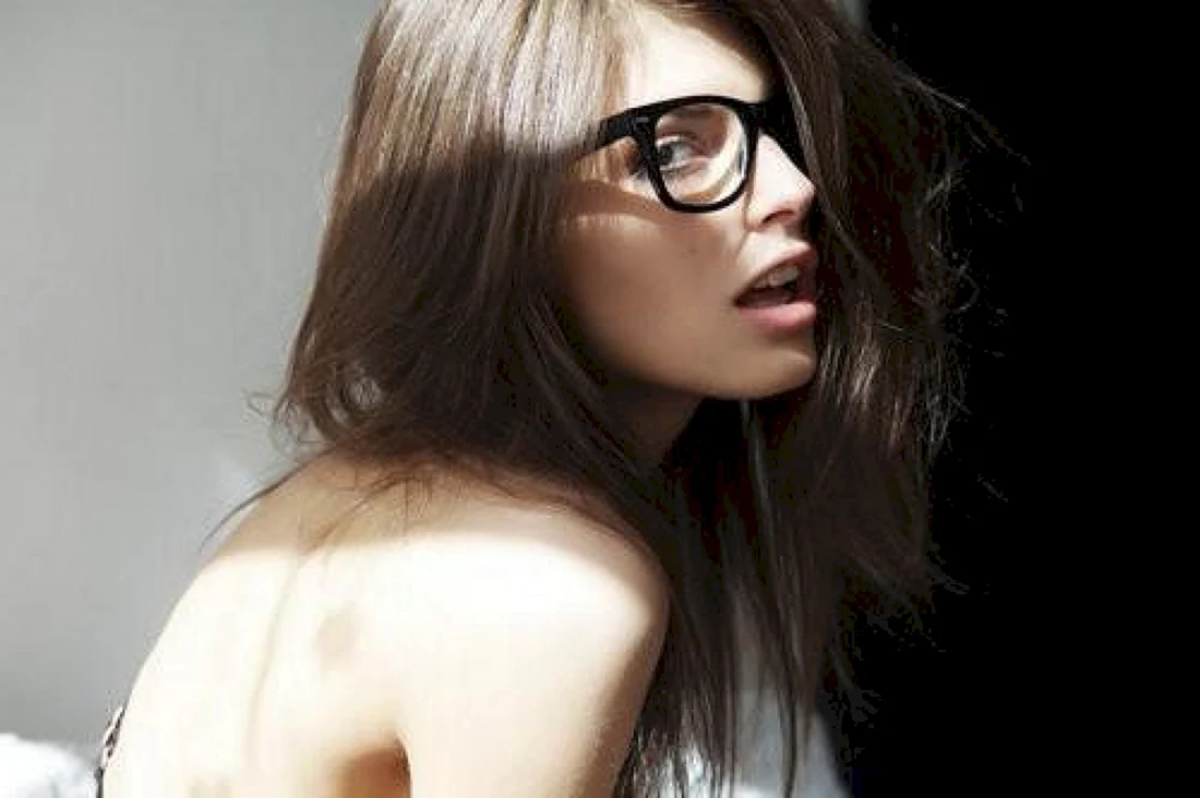 Девушка в очках для зрения брюнетка