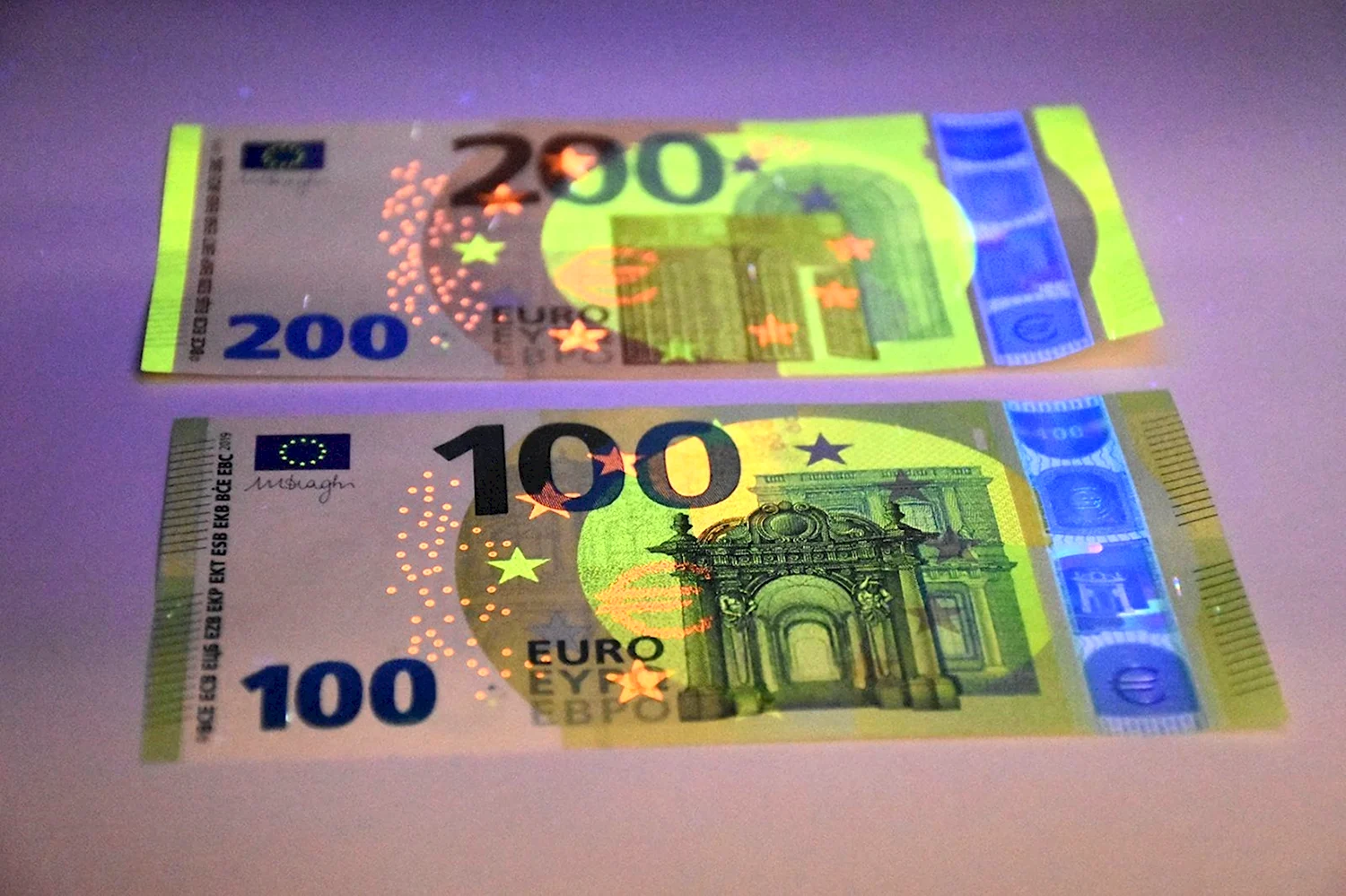 Банкноты 100 евро нового образца