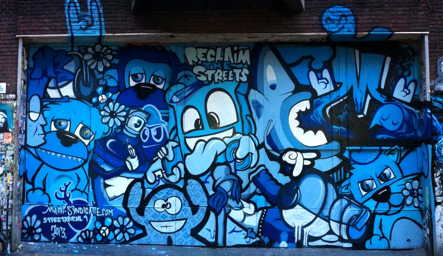 Голубое граффити