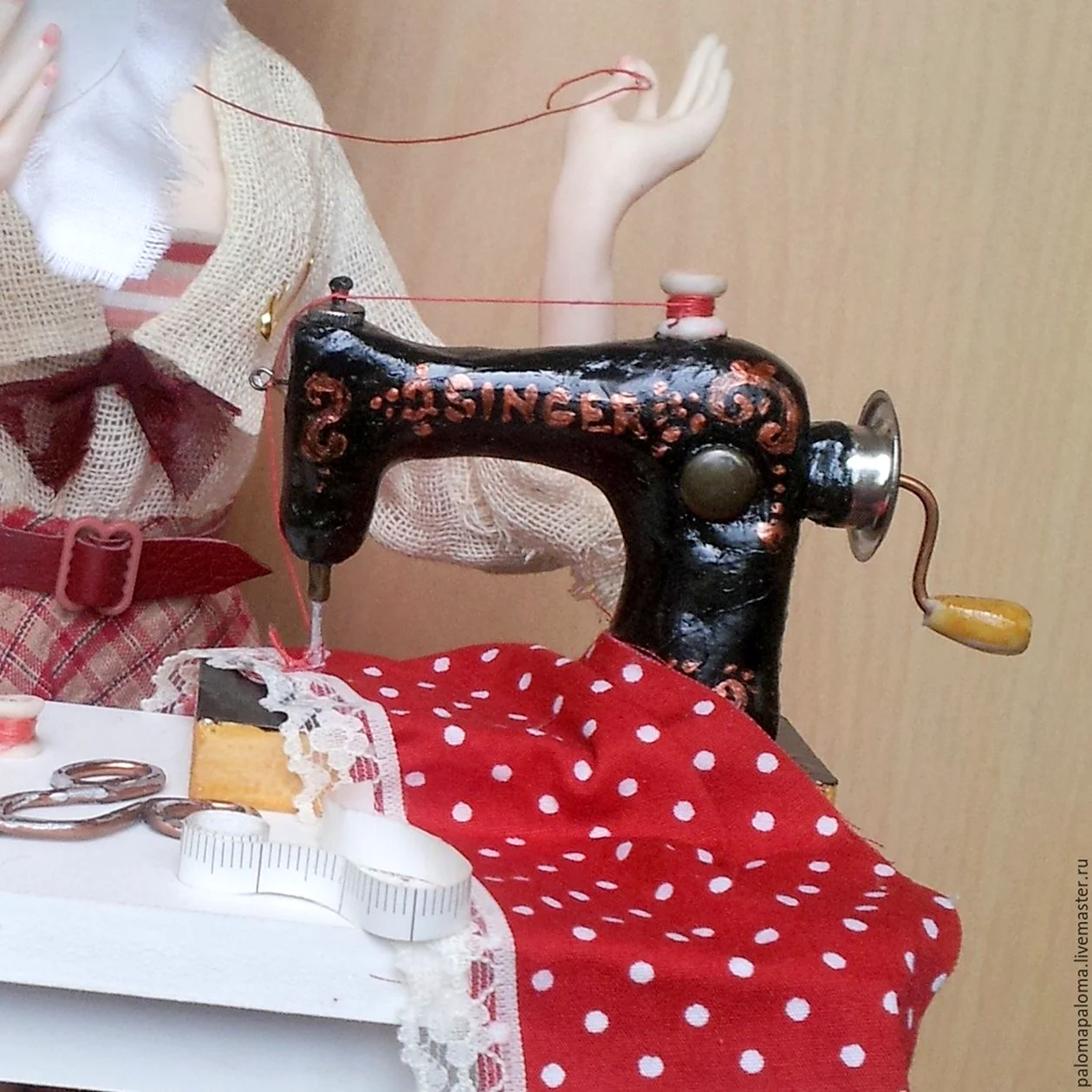 Кукла на швейной машинке