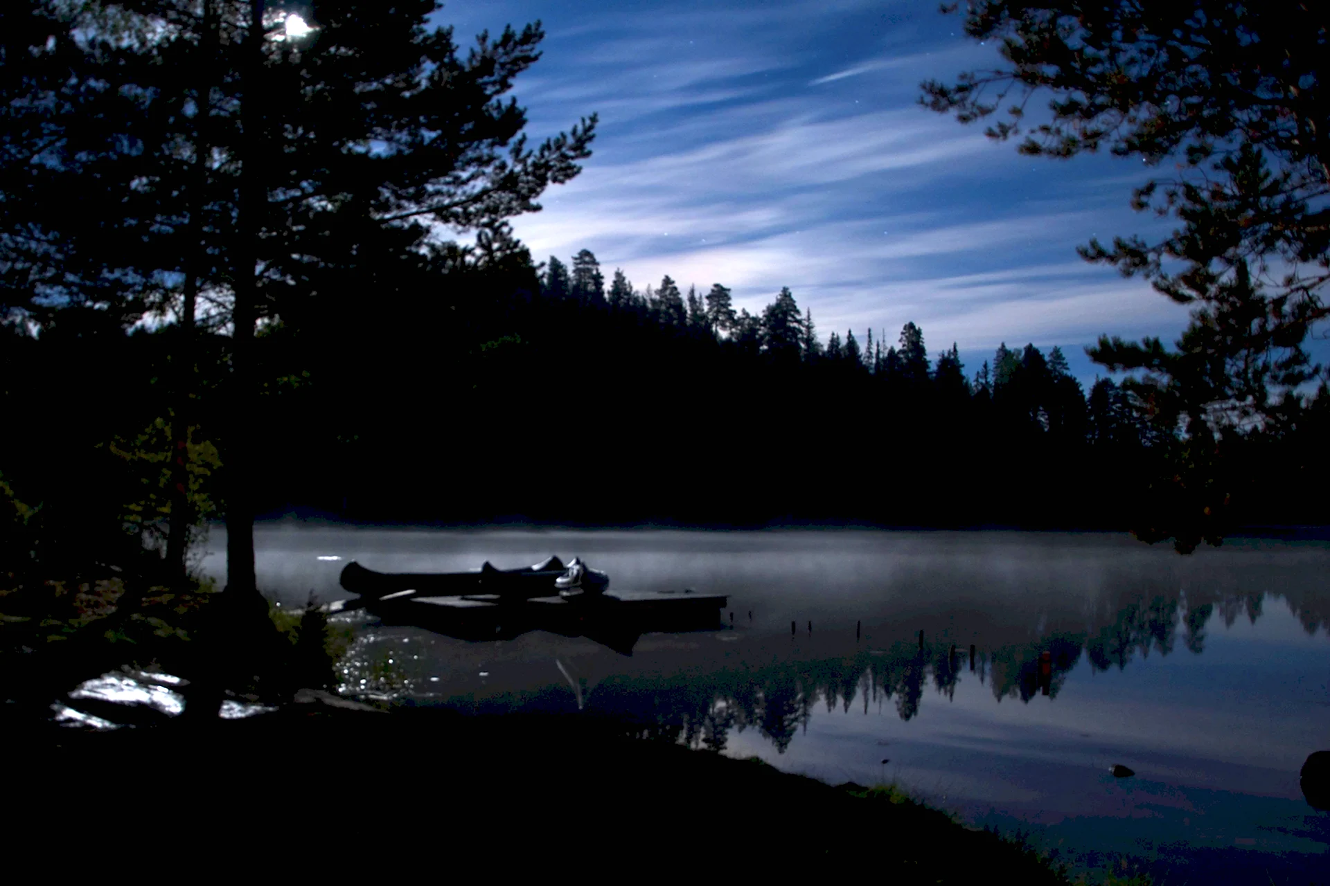 Ночное озеро в лесу