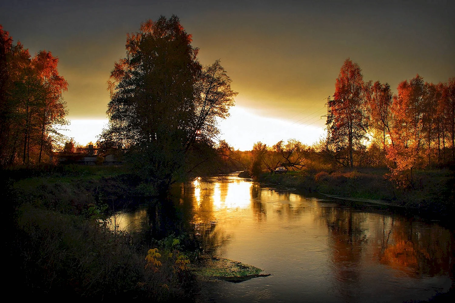 Осенний закат на реке