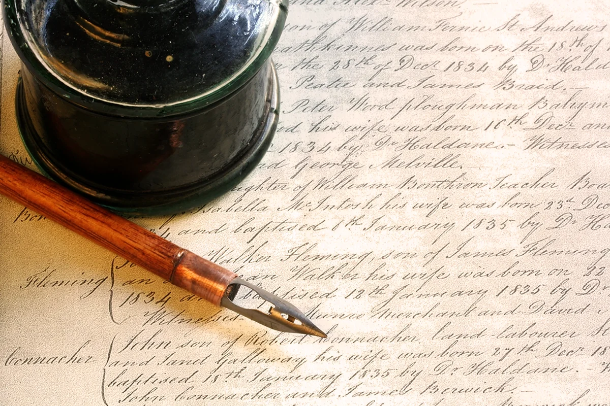 Перьевая ручка чернильница и рукопись