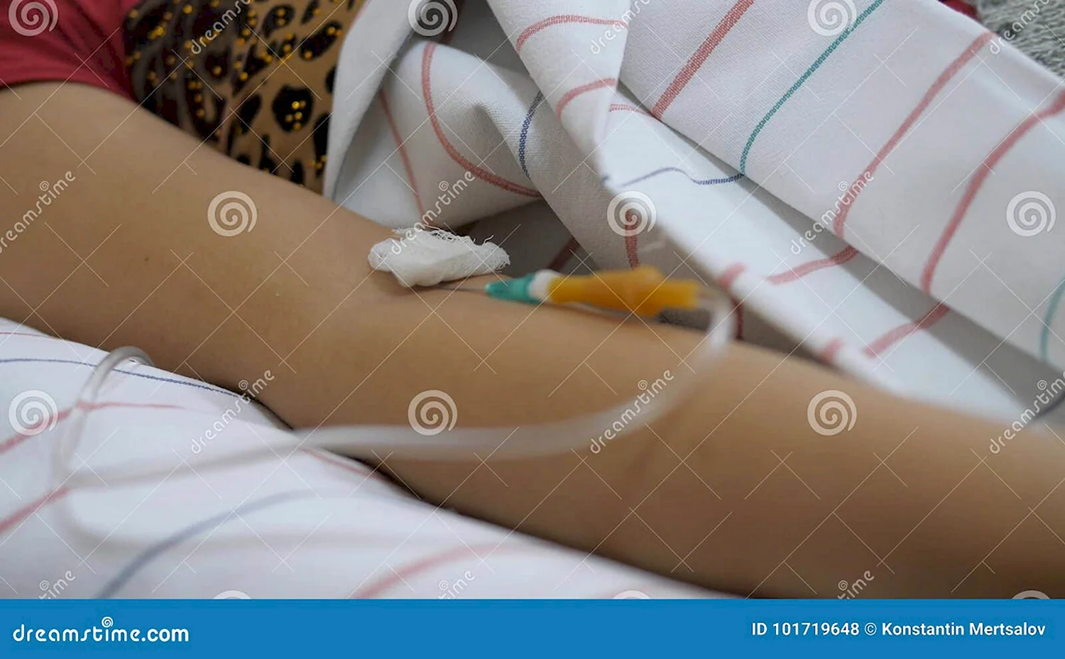 Рука девушки с капельницей в больнице