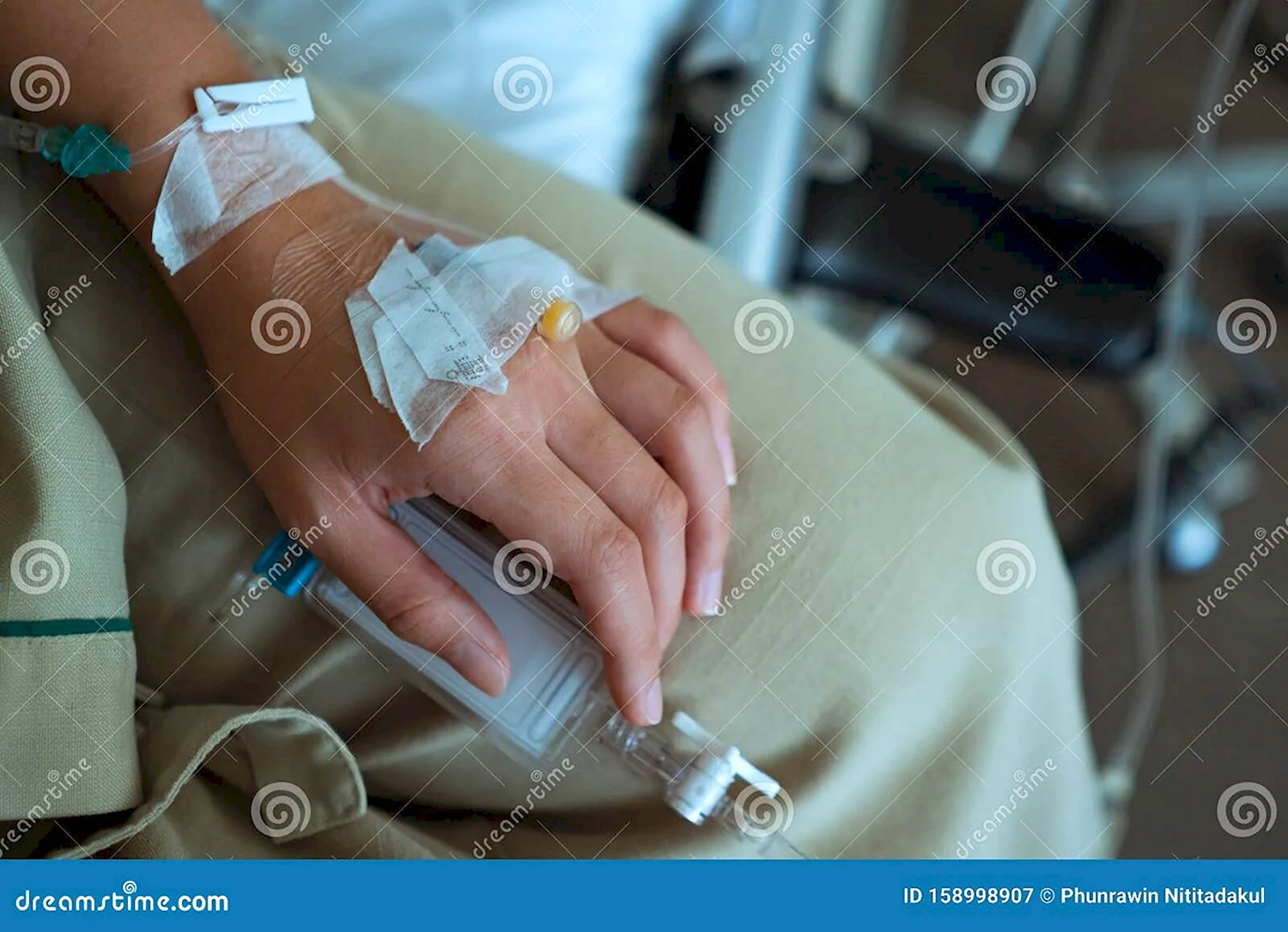 Рука под капельницей в больнице