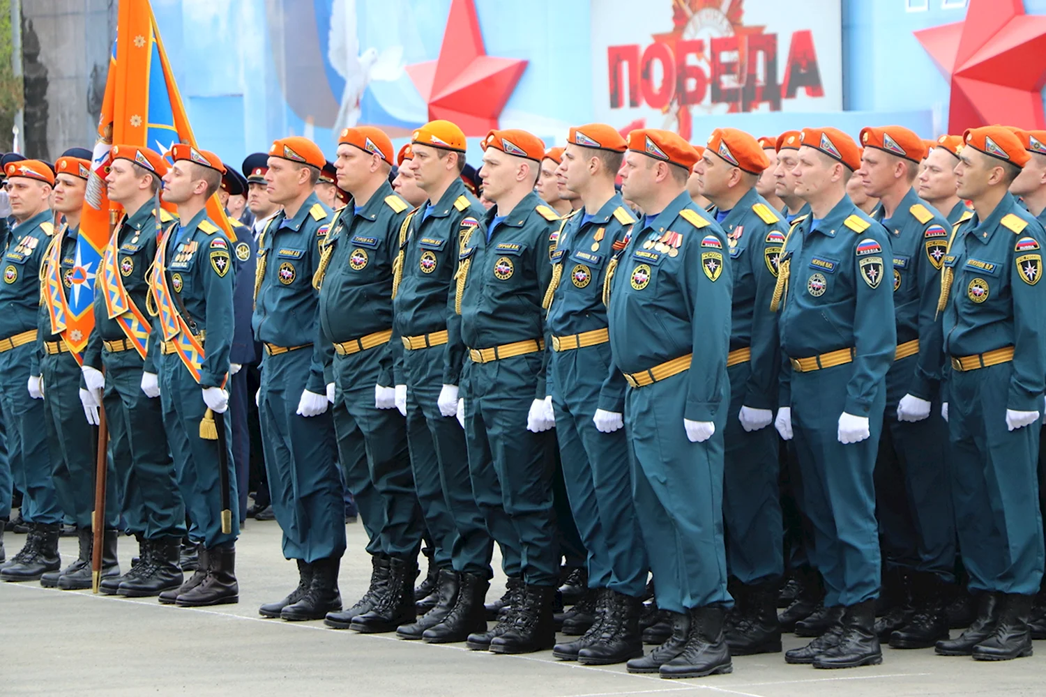 С праздником офицеры России