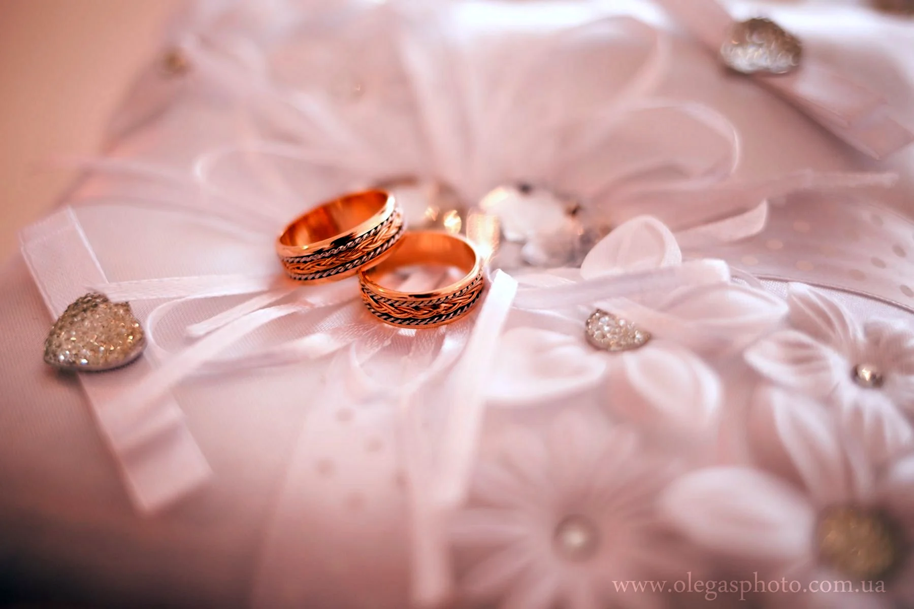 Свадебные кольца нежные
