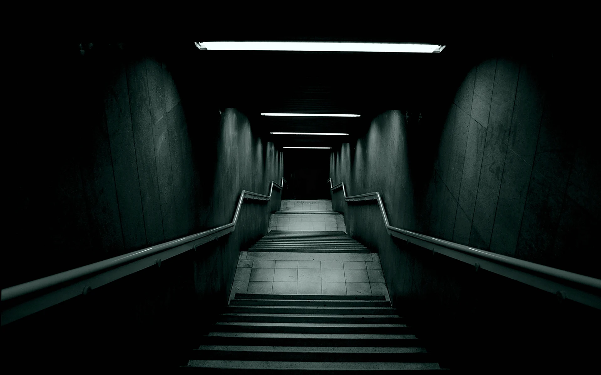 Тёмный мрачный коридор лестница сбоку