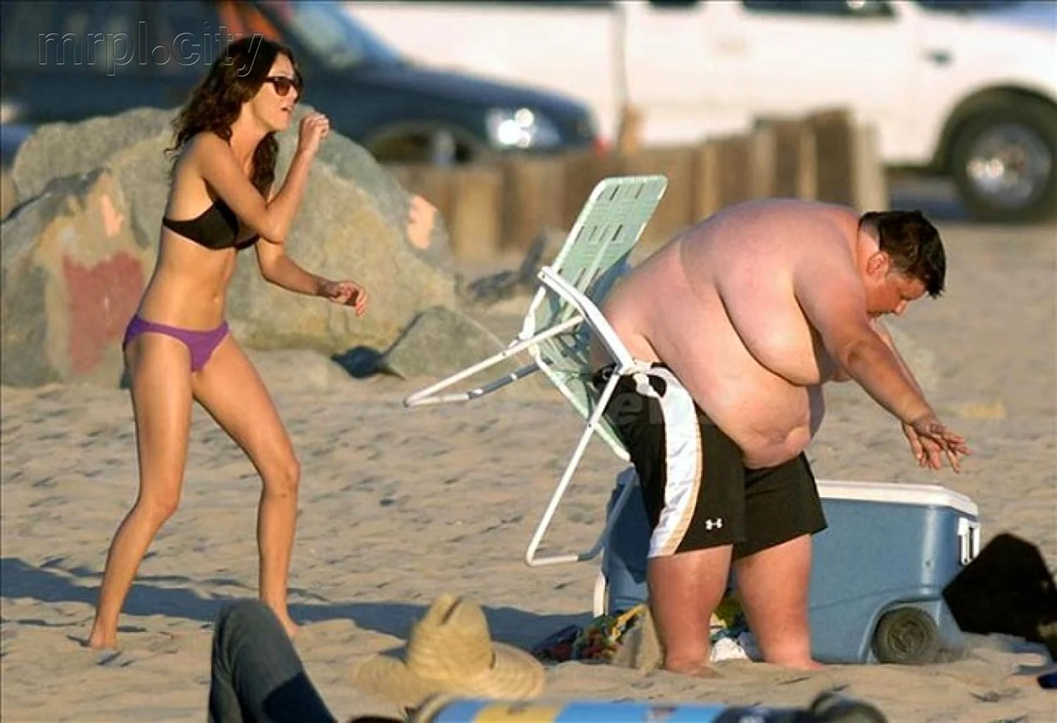 Толстяк на пляже