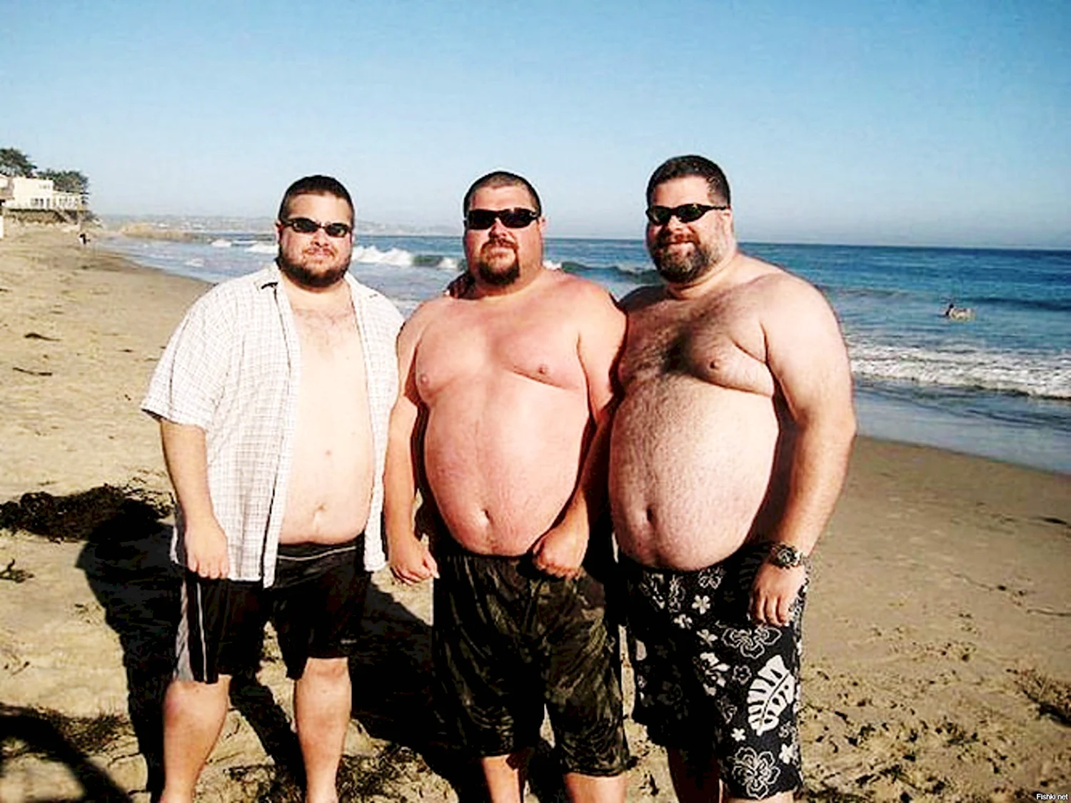 Толстые мужчины на пляже
