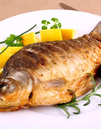 Жареная рыба сазан